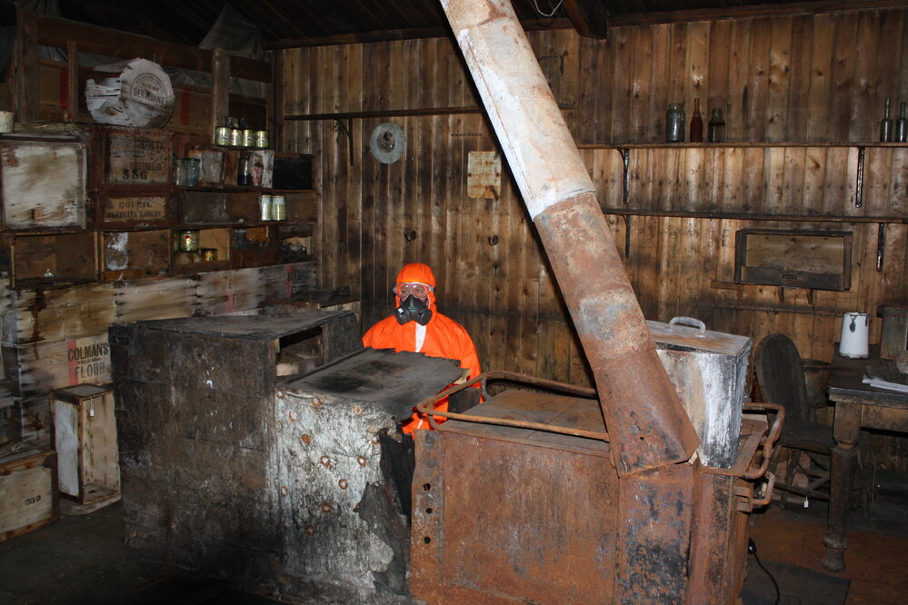 2008-09 'Terra Nova' hut, Galley stove (001)