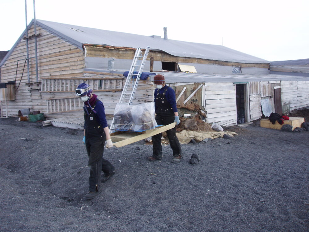2008-09 Transporting fodder bales (002)