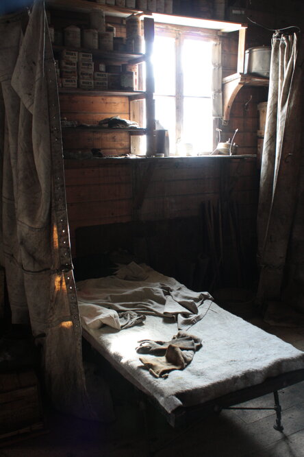 2008 09 'Nimrod' hut, interior artefacts (089)