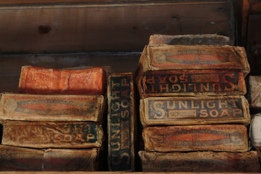 2008 09 'Nimrod' hut, interior artefacts (155)