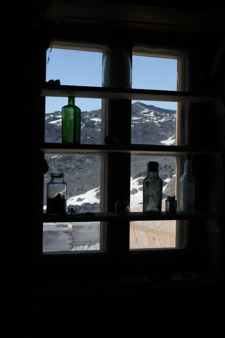 2008 09 'Nimrod' hut, interior artefacts (157)