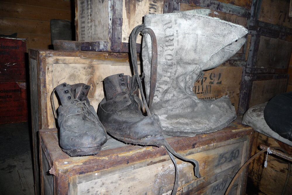 2008 09 'Nimrod' hut, interior artefacts (184)