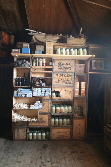 2008 09 'Nimrod' hut, interior artefacts (233)