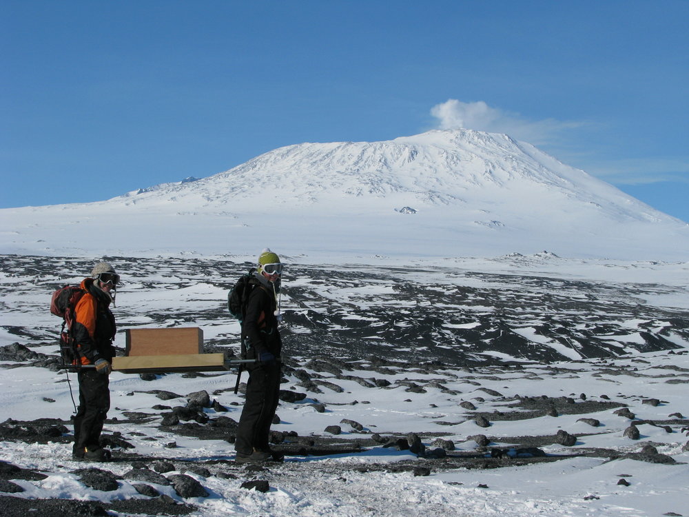 2008 09 Members of the AHT conservation team, Lizzie Meek and Anna Shepherd 