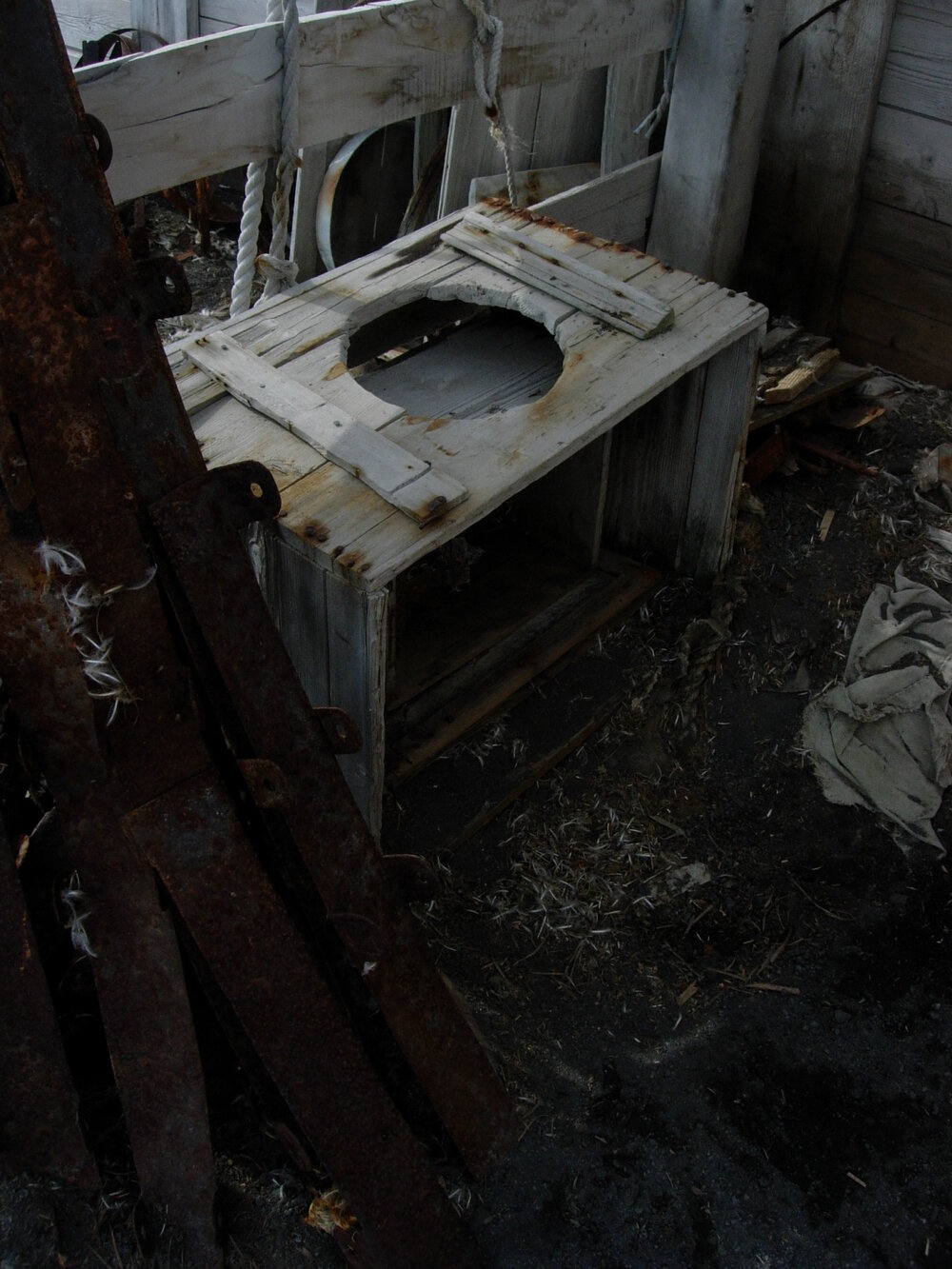 2007 Latrine outside Shackleton's 'Nimrod' hut, Cape Royds (003)