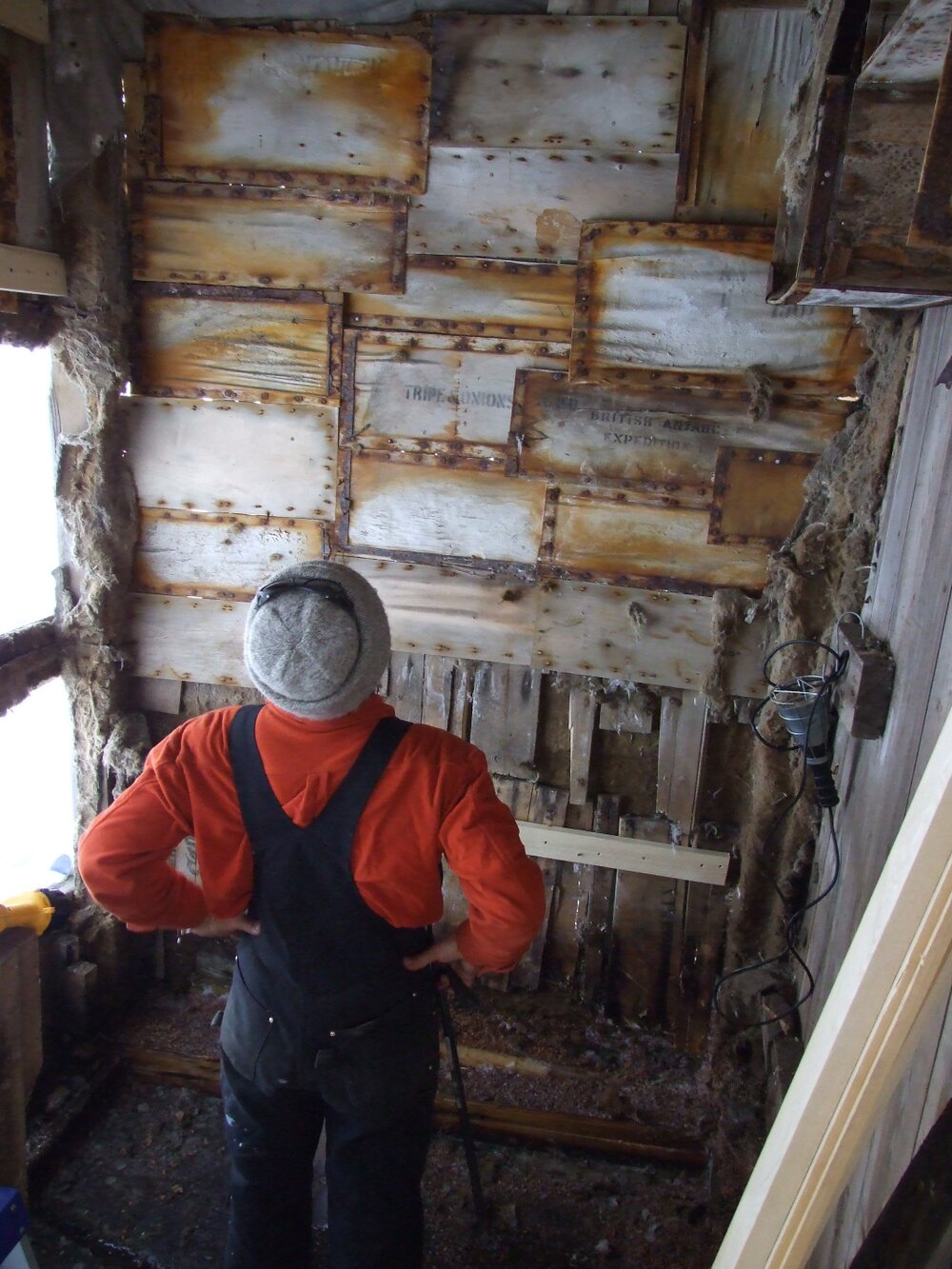 2007 Charley Brentnall in Mawson's Lab during repairs