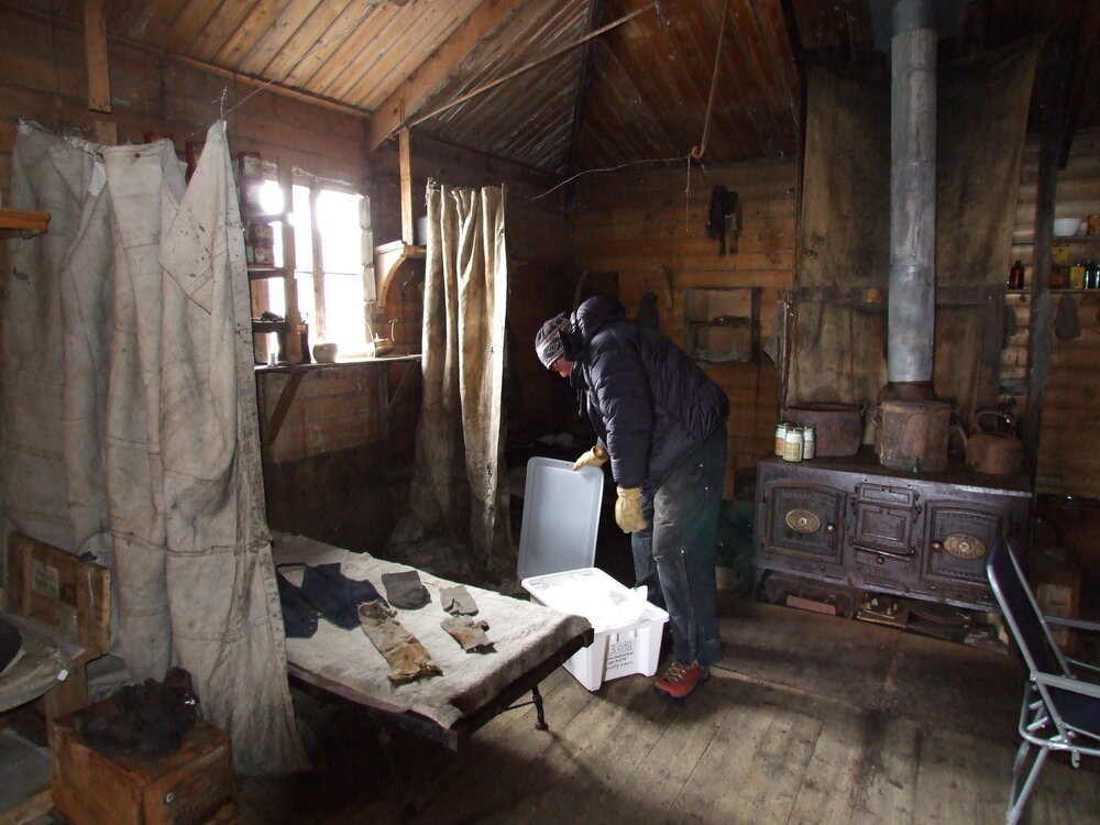 2006-07 Robert Clendon packing artefacts for conservation, Cape Royds (001)