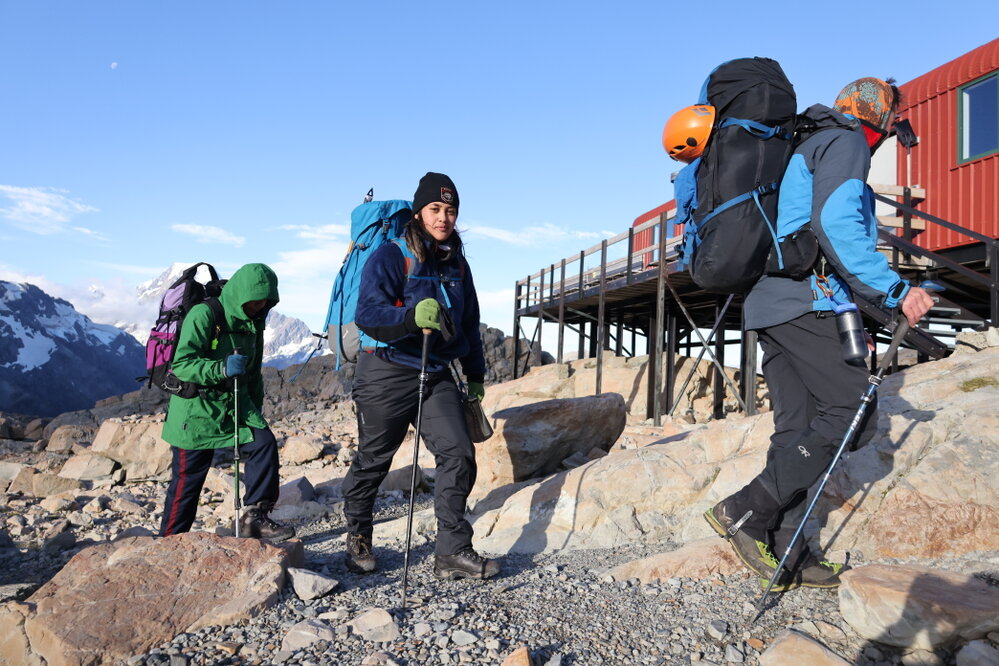 Guide Rob Frost and team approaching Mueller Hut (002)
