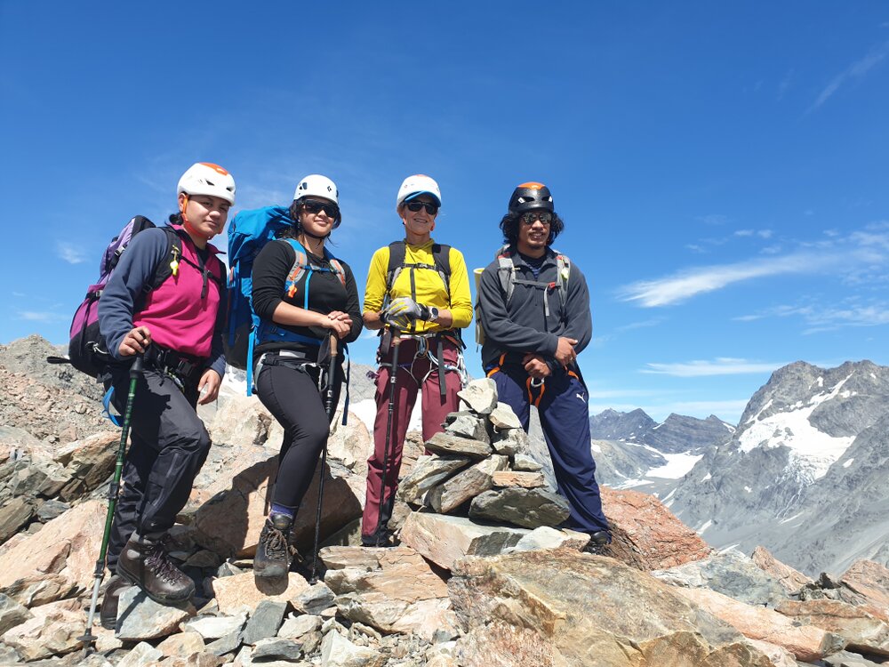 Group photo on summit of Mount Ollivier (004)