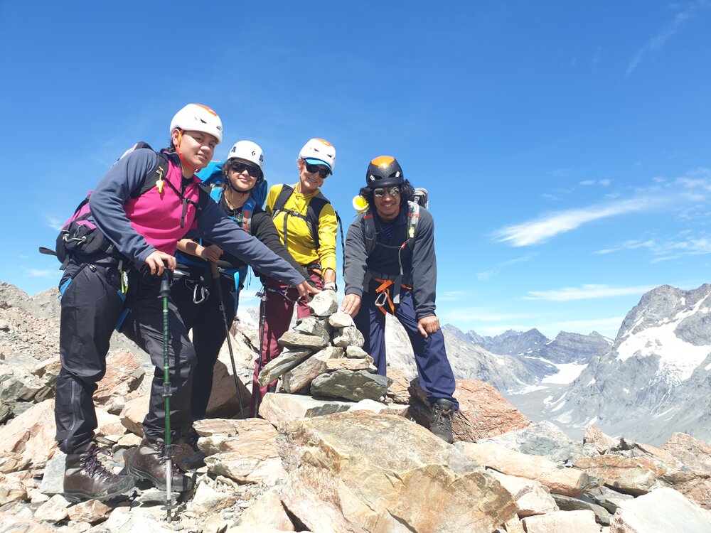 Group photo on summit of Mount Ollivier (009)