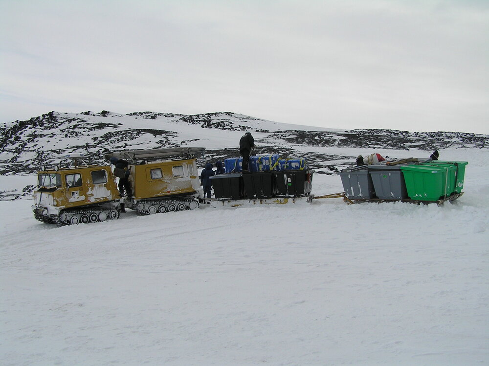 Transporting artefacts in cubers over the ice