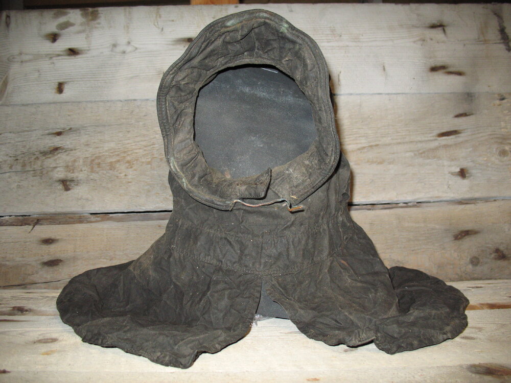 2007 K170, Scott's 'Terra Nova' Hut stables - Burberry head protector (005)