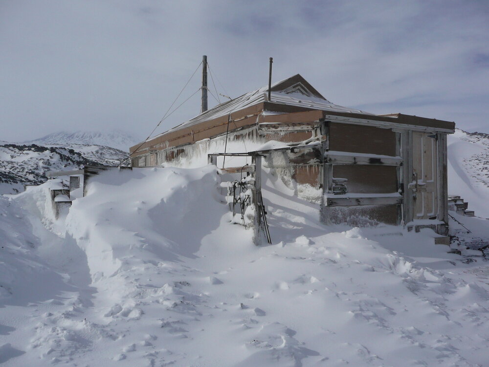 2009-10 Snow build-up on Shackleton's 'Nimrod' hut