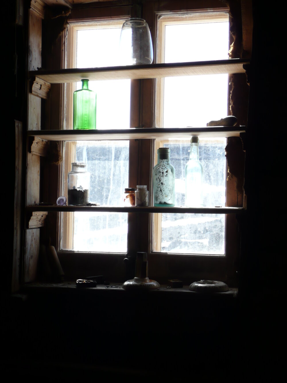 2009-10 Window shelving, Shackleton's 'Nimrod' hut