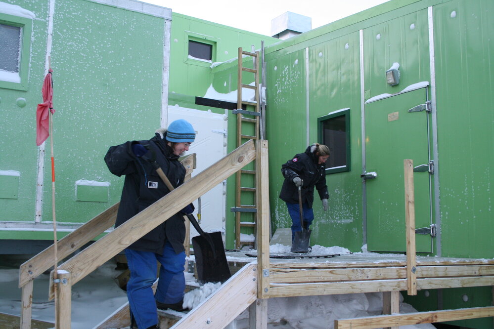 2007 Philippa Durkin and Fiona Cahill removing snow from steps