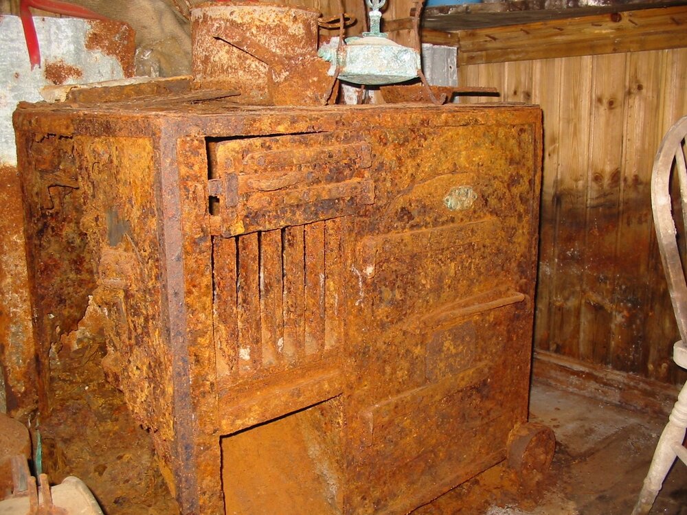 2003 K440 at Borchgrevink's Living hut - Interior, stove (003)