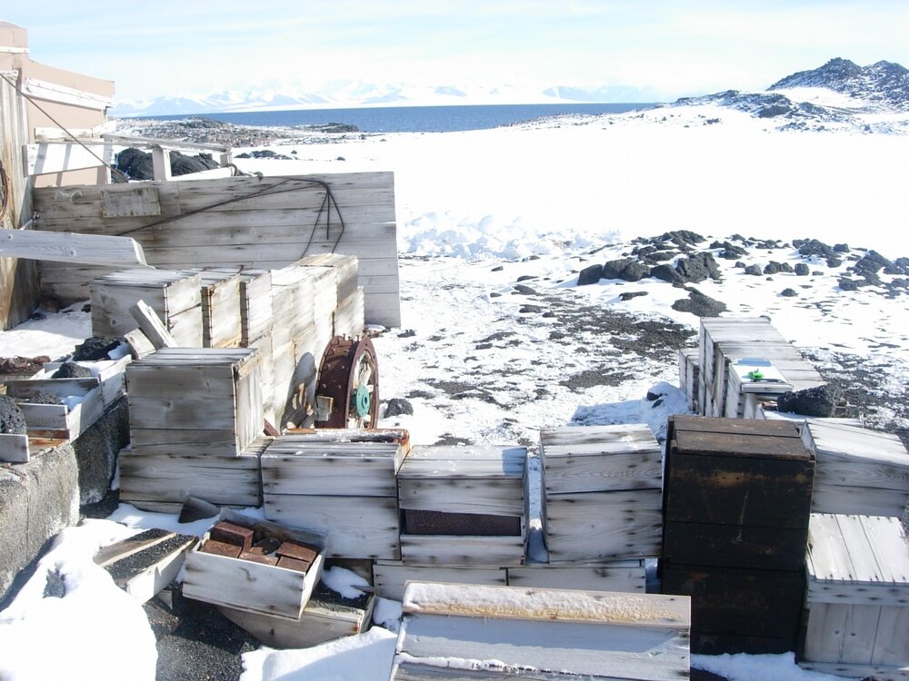 Garage on north side of Shackleton's 'Nimrod' hut (002)