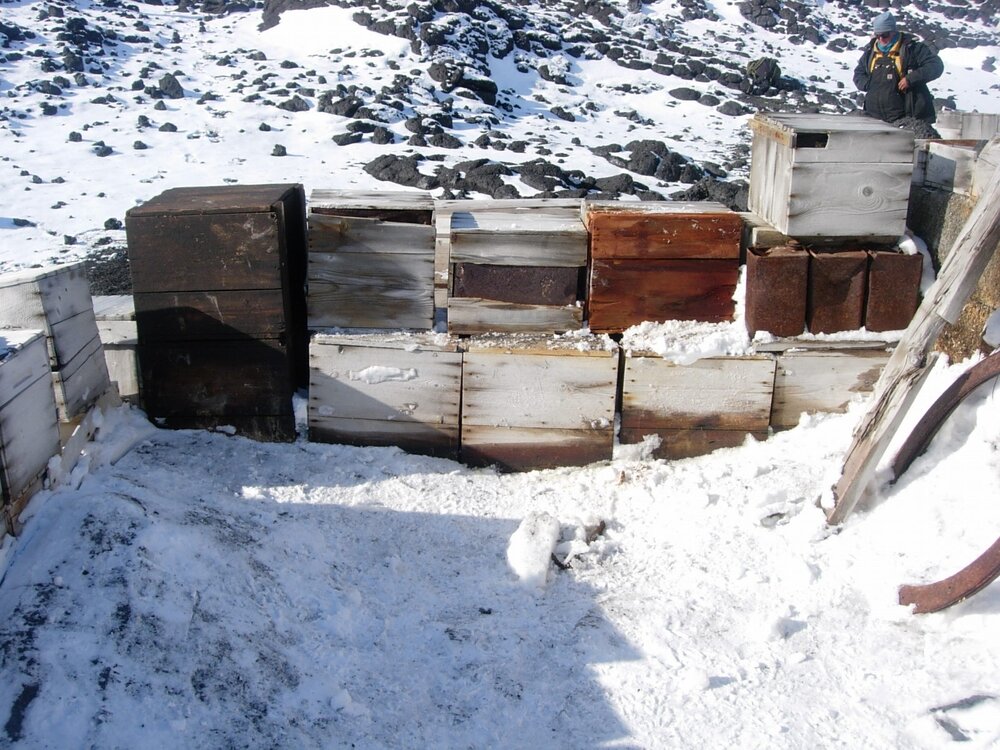 Garage on north side of Shackleton's 'Nimrod' hut (001)