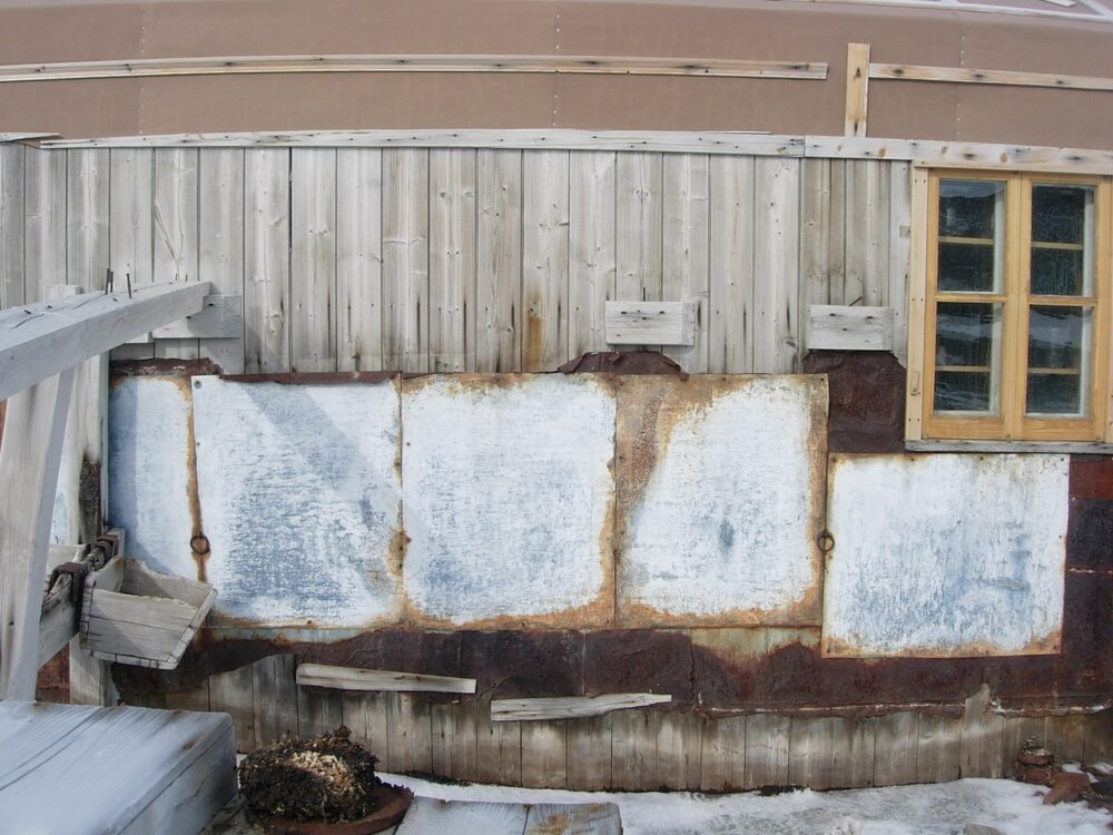 Exterior wall, north elevation and garage, Shackleton's 'Nimrod' hut (001)