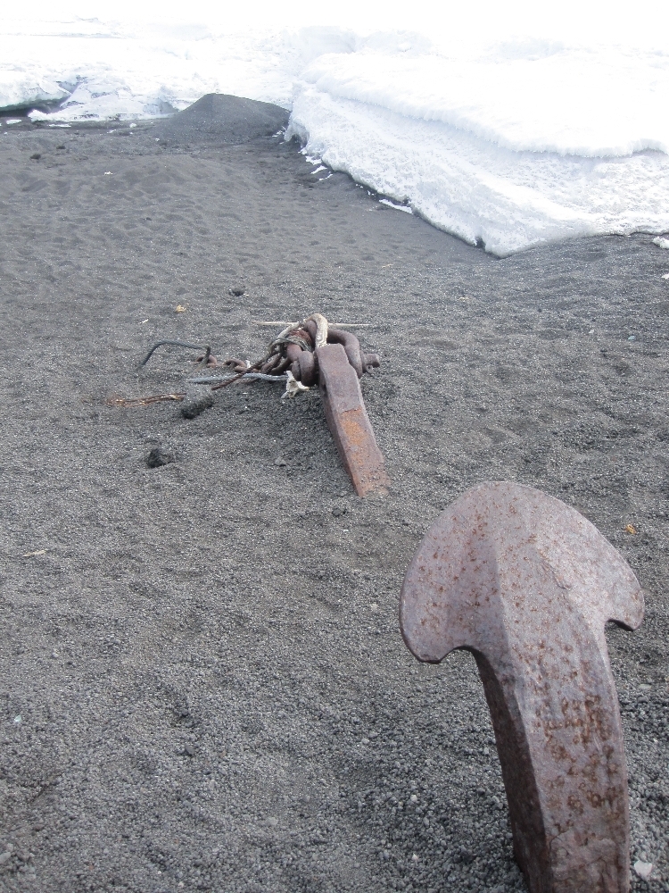 2010-11 SY 'Aurora' anchor embedded at Cape Evans (002)
