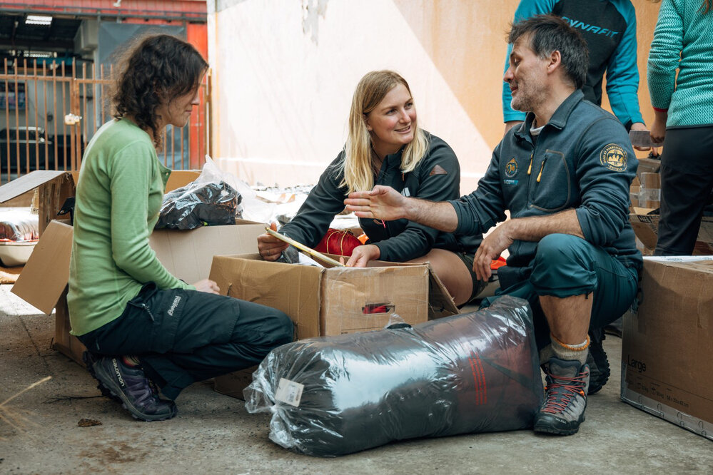 Marthe Brendefur, Laura Andrews, Bengt Rotmo during expedition preparations