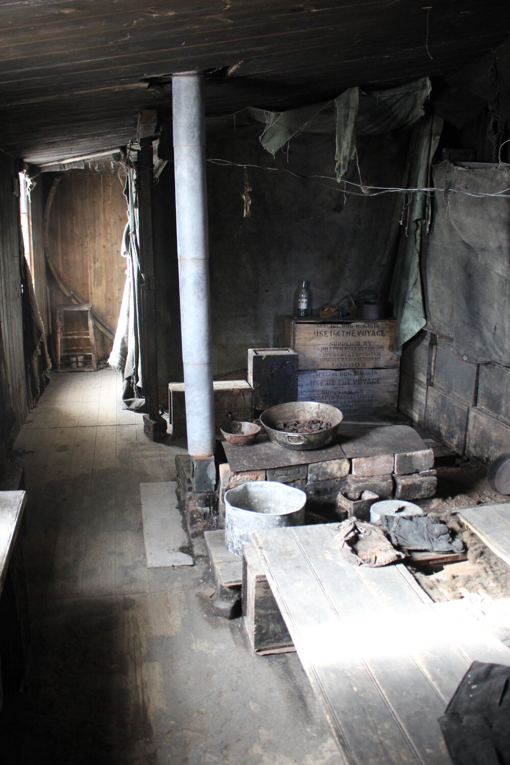 2021-22 Scott's 'Discovery' hut, interior, Stove area in Main space (001)