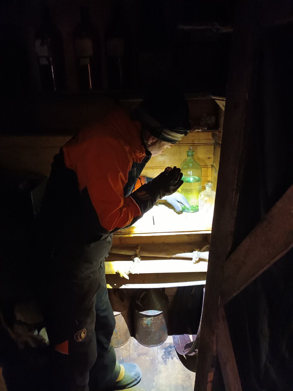2021-22 Shackleton's 'Nimrod' hut, conservators at work, AHT's Jane Hamill