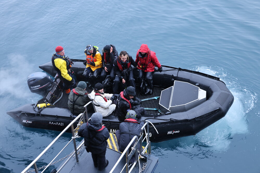 Zodiac carrying passengers (001)