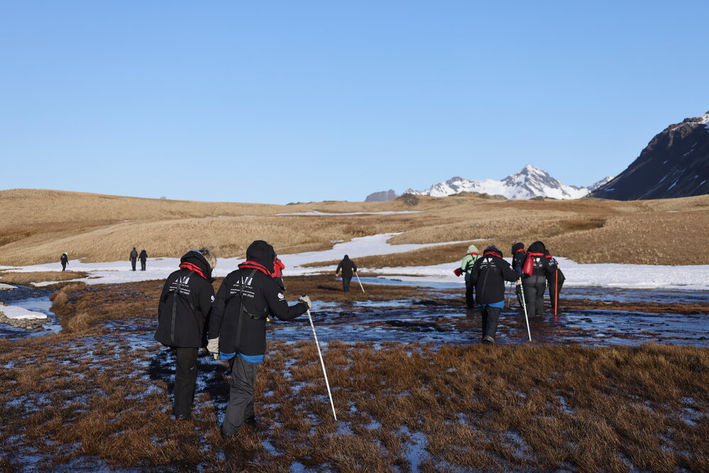 Expedition members at Stromness (001)