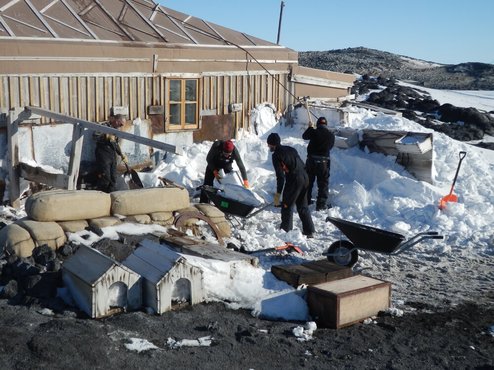 Snow mitigation at Shackleton's 'Nimrod' Hut (002)
