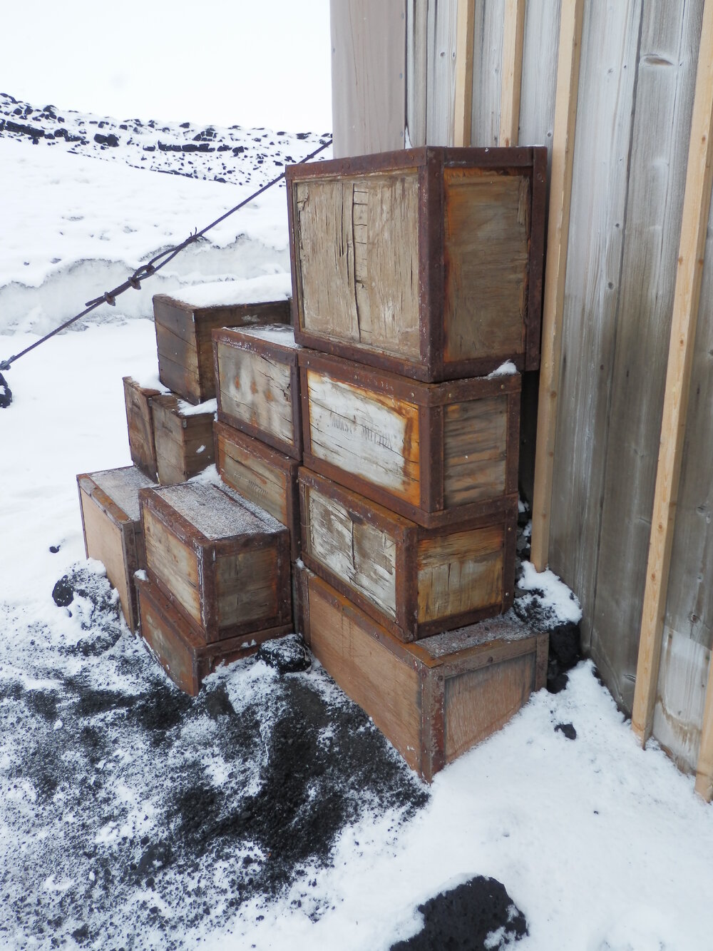 Scoria in-fill behind boxes, Shackleton's 'Nimrod' Hut (001)
