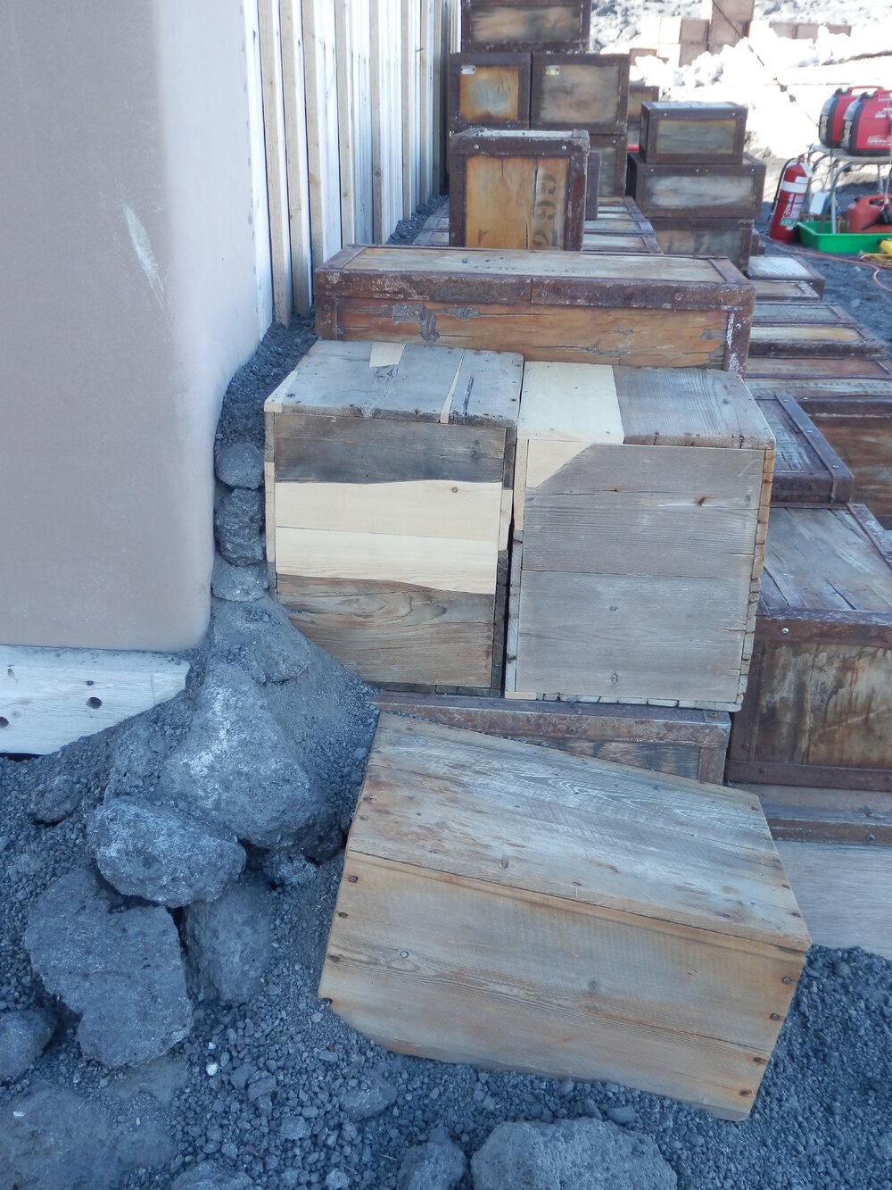 Scoria in-fill behind boxes, Shackleton's 'Nimrod' Hut (002)