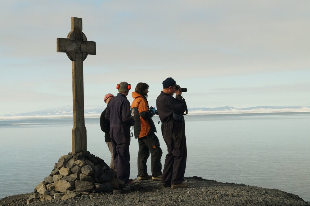 2013-14 AHT Team with Vince's Cross, Hut Point
