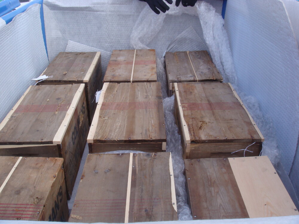 2013-14 AHT team unloading artefacts from cubers, Cape Evans (002)