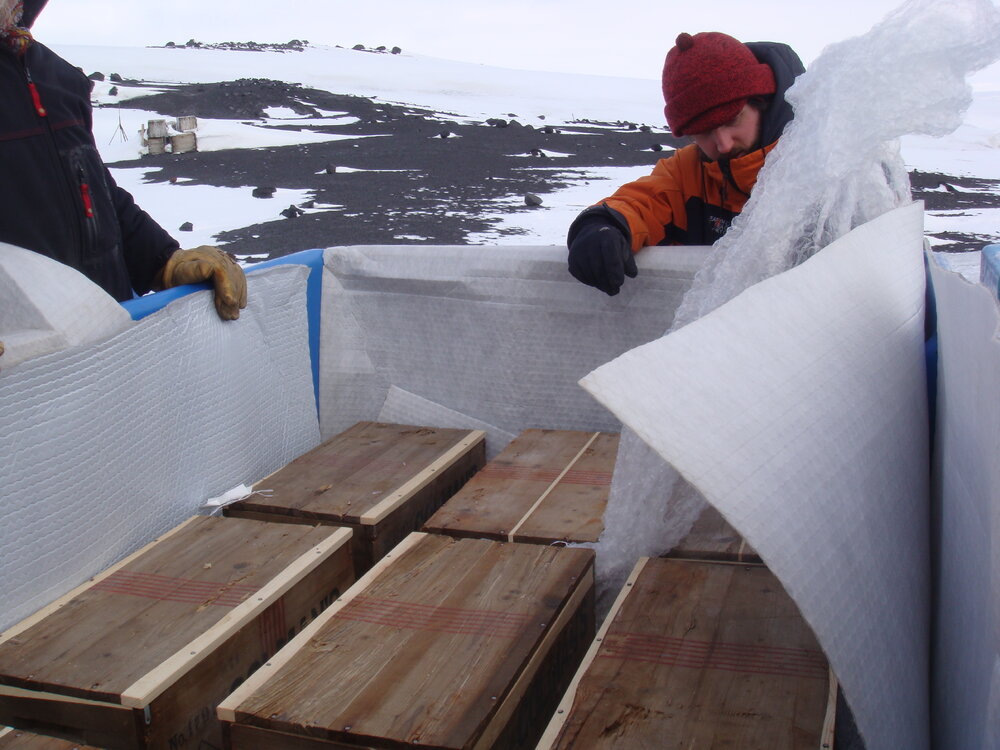 2013-14 AHT team unloading artefacts from cubers, Cape Evans (003)