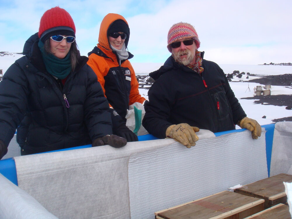 2013-14 AHT team unloading artefacts from cubers, Cape Evans (004)
