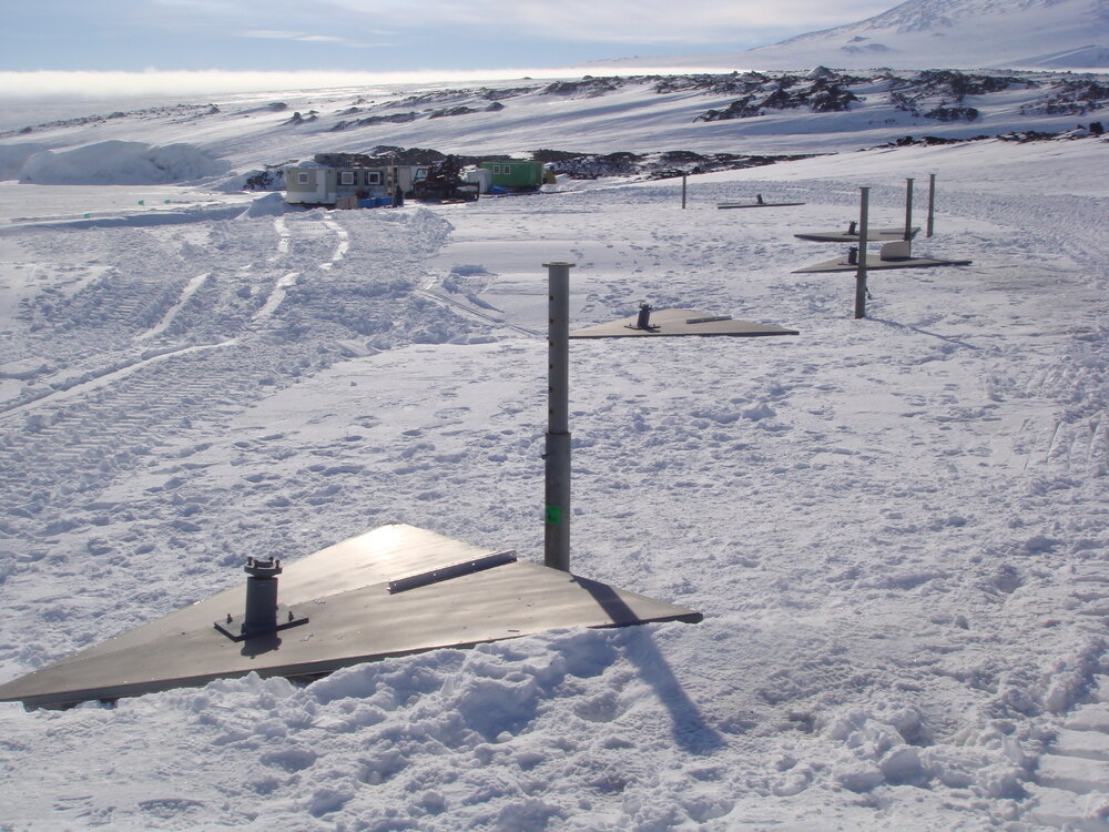 2013-14 Vortex generators being removed, Cape Evans (001)