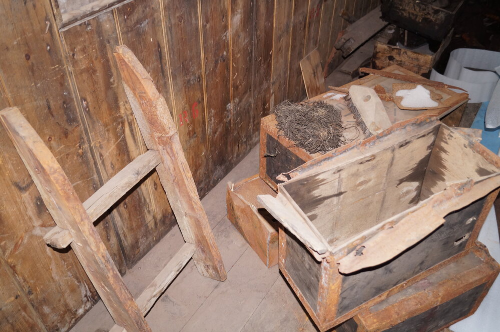 2013-14 Location image, artefacts, Scott's 'Discovery' hut, Hut Point