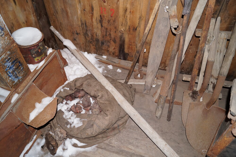 2013-14 Location image, artefacts, Scott's 'Discovery' hut, Hut Point