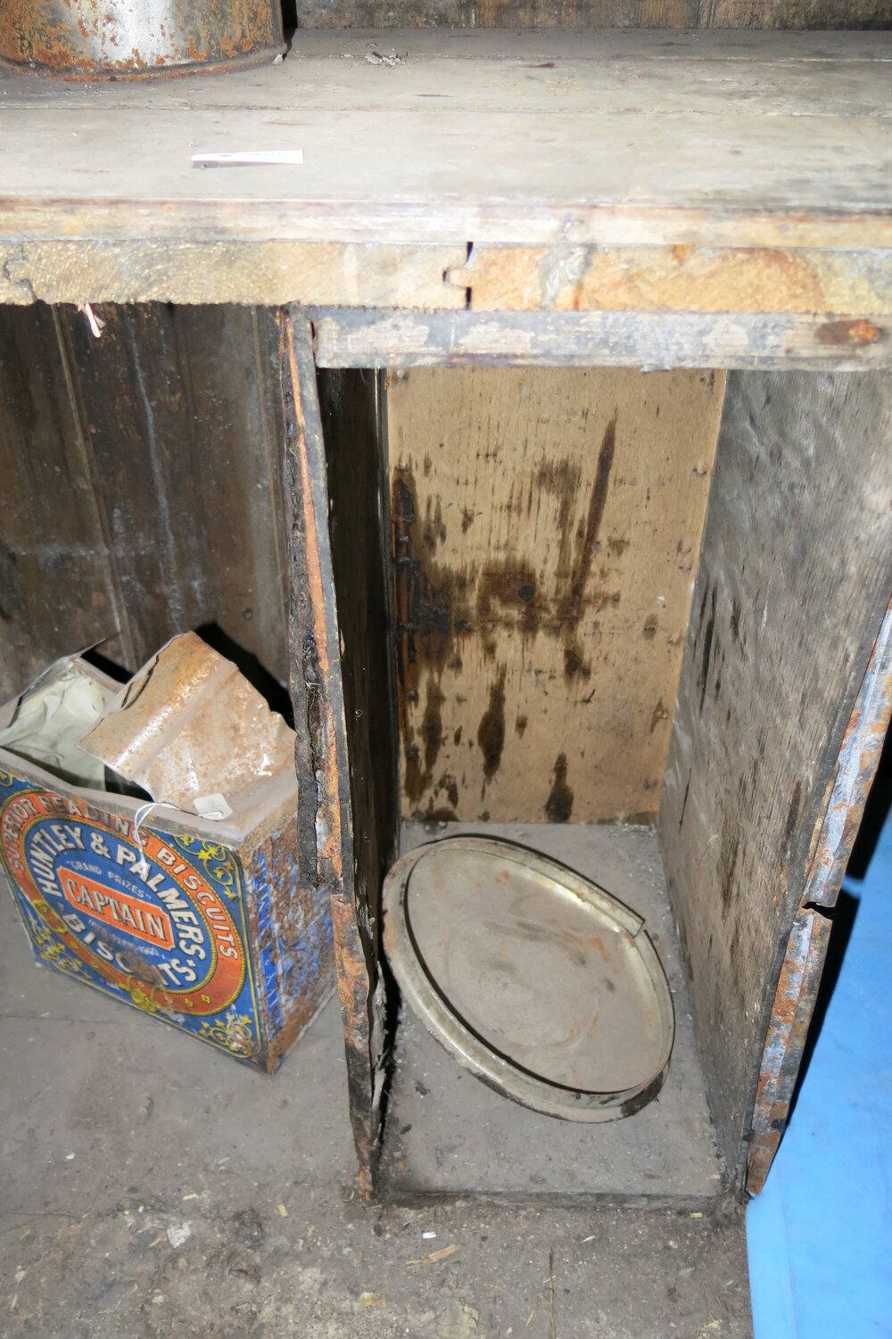 2013-14 Location image, artefacts on Table 1, Scott's 'Discovery' hut, Hut Point (004)