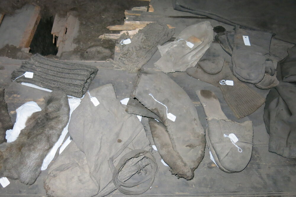 2013-14 Location image, artefacts on sleeping platform, Scott's 'Discovery' hut, Hut Point (004)
