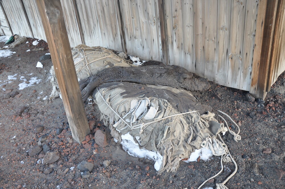 2013-14 Awning outside Scott's 'Discovery' hut, Hut Point (007)