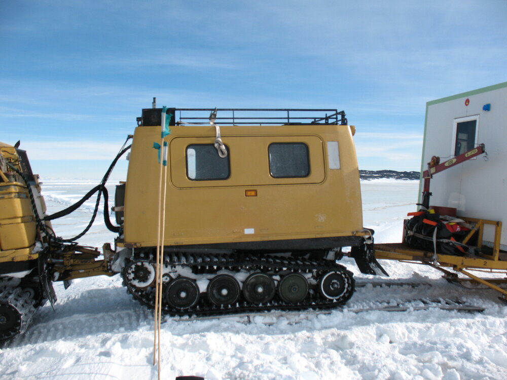 2013-14 H&auml;gglunds travelling over a crack in the sea-ice (002)