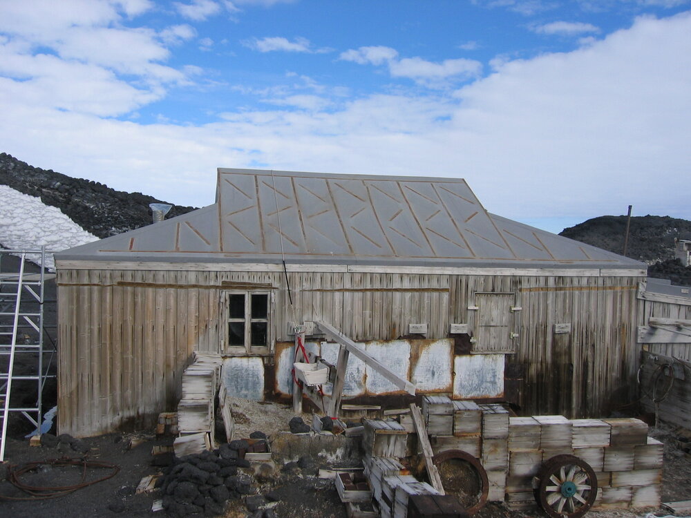 2005-06 Shackleton's 'Nimrod' hut, exterior, Cape Royds (001)