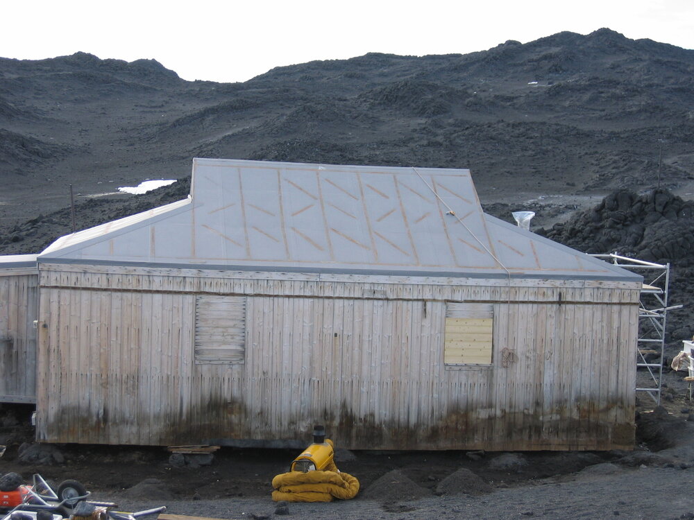2005-06 Shackleton's 'Nimrod' hut, exterior, Cape Royds (003)