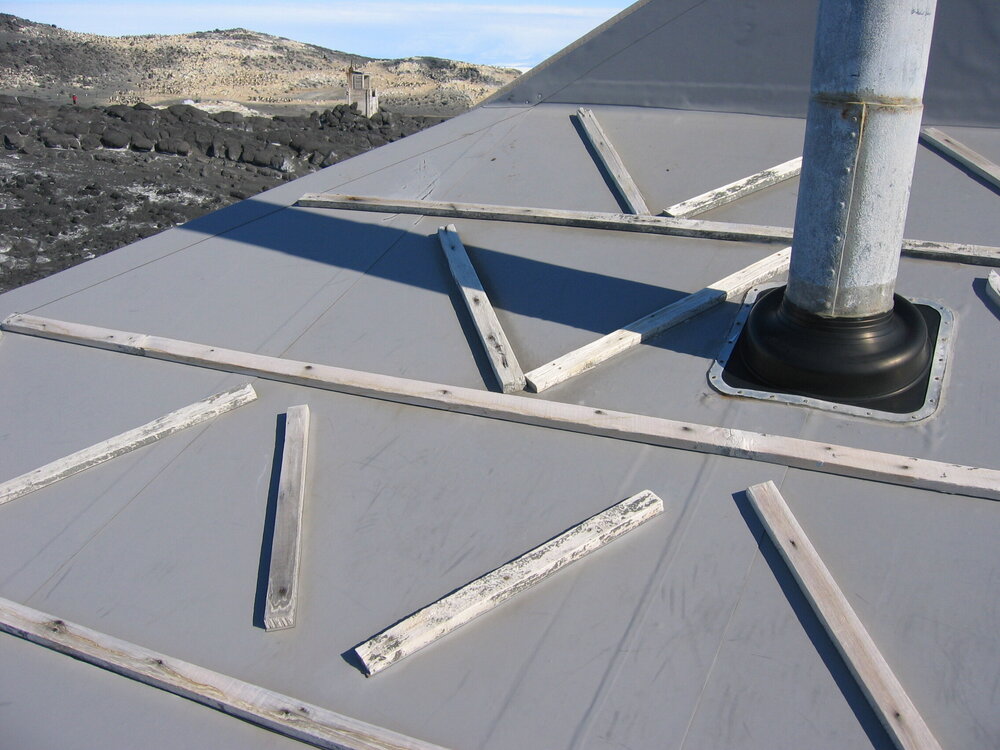 2005-06 Shackleton's 'Nimrod' hut, East roof before work (001)