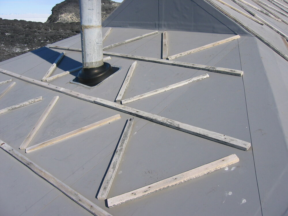 2005-06 Shackleton's 'Nimrod' hut, East roof before work (002)