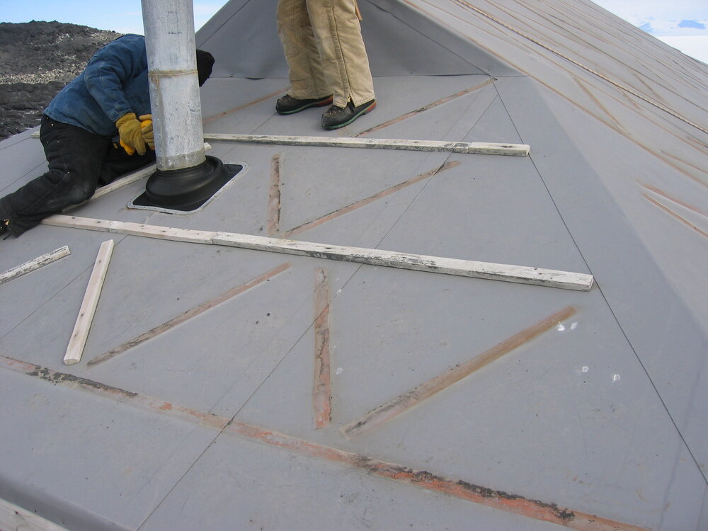 2005-06 Shackleton's 'Nimrod' hut, East roof during work