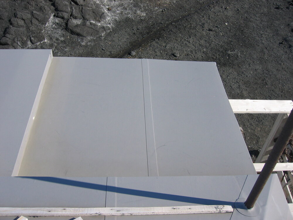 2005-06 Shackleton's 'Nimrod' hut, lab roof before work