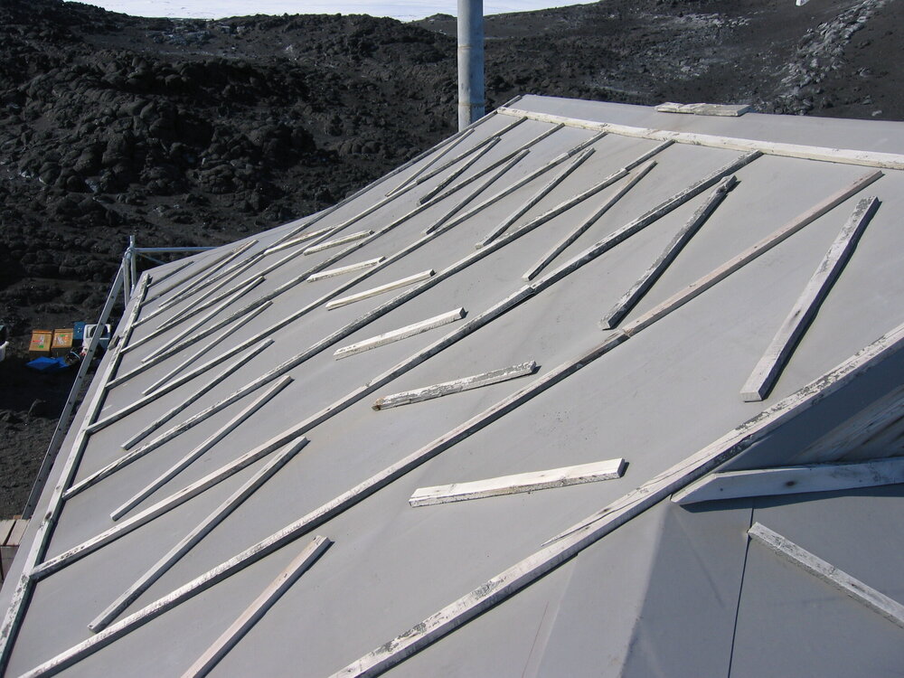 2005-06 Shackleton's 'Nimrod' hut, North roof before work (001)